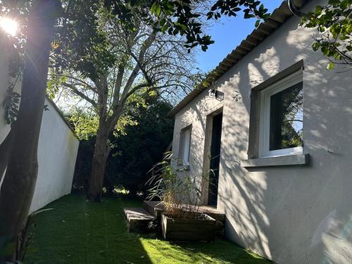 Charmant studio avec jardin arboré 15 min de Caen (Charmant studio avec jardin arbore 15 min de Caen) in Одрьо