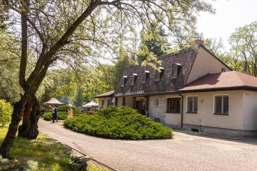 7 bedrooms, 23 beds