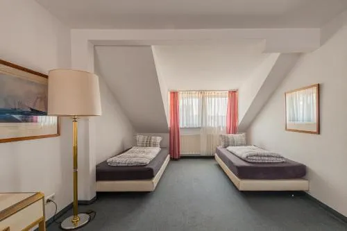 Hotel für Monteure in Dresden, Zimmer mit eigenem Bad und großer Gemeinschaftsküche in Dresden, Deutschland