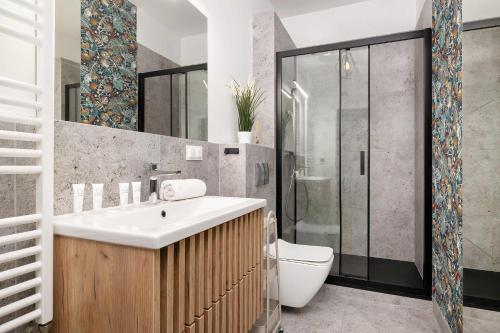 Stylish Studios with Parking near Spodek Arena by Noclegi Renters - image 3