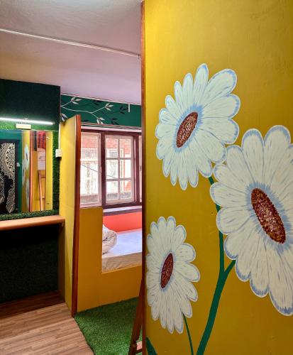 Yog Hostel- Best Social Backpacker Hostel in Thamel -Rooftop-Capsule Bunks AC in קטמנדו