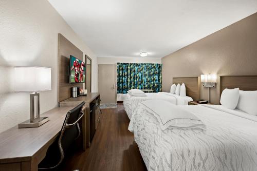 Red Roof PLUS+ & Suites Naples Downtown-5th Ave S in Нейпълс, Флорида