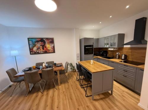 NEU - APARTMENT FOR 6 IN HAGEN- DIRECT PARKING! A45 - A1 - A46 Richtung Dortmund Netflix - WIFI, Fully-Automatic-COFFEMASHINE, KITCHEN, NETFLIX, DISNEY in Hagen, Deutschland