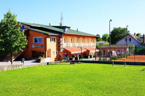 Bed and Breakfast Restaurant DP, Unterkunft in Donji Zvečaj