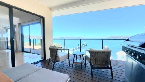 Peaceful Waterfront Retreat with Private Jetty Near Train in Point Clare