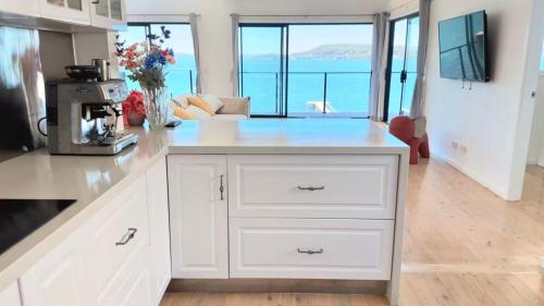 Peaceful Waterfront Retreat with Private Jetty Near Train in Point Clare