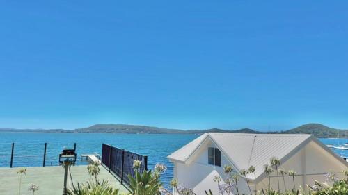 Peaceful Waterfront Retreat with Private Jetty Near Train in Point Clare