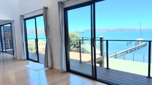 Peaceful Waterfront Retreat with Private Jetty Near Train in Point Clare