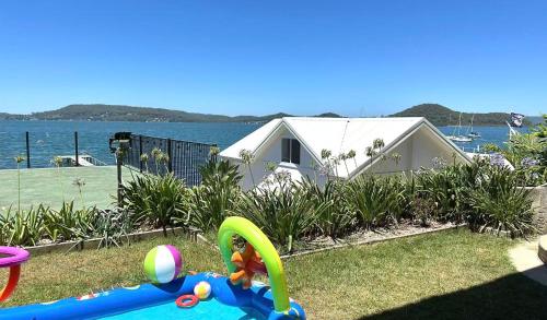 Peaceful Waterfront Retreat with Private Jetty Near Train in Point Clare