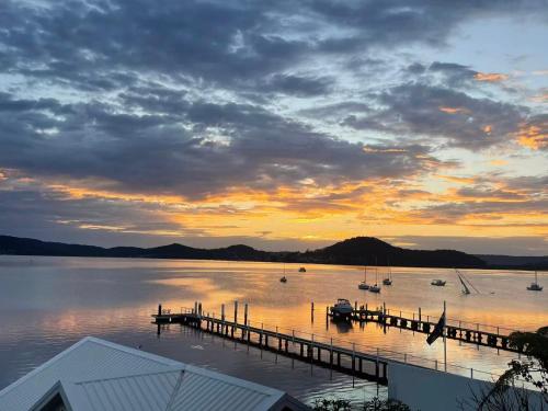 Peaceful Waterfront Retreat with Private Jetty Near Train in Point Clare