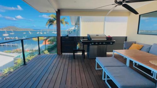Peaceful Waterfront Retreat with Private Jetty Near Train in Point Clare