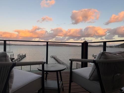 Peaceful Waterfront Retreat with Private Jetty Near Train in Point Clare