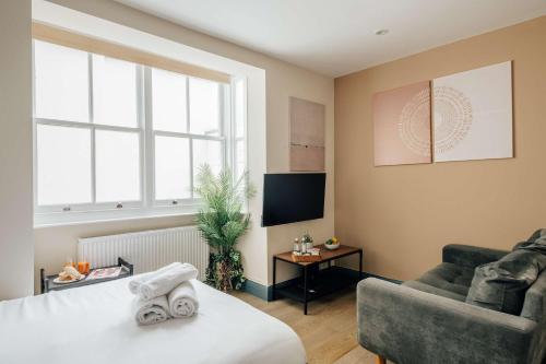 Modern Kensington Studio - image 12