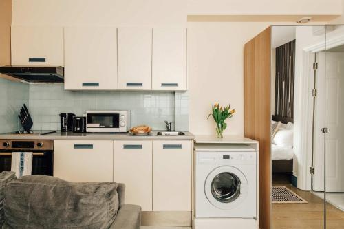Modern Kensington Studio - image 4