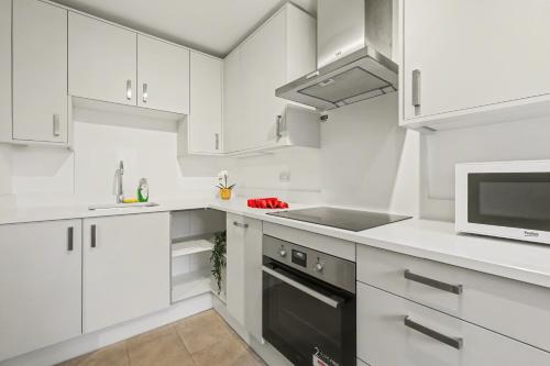 Modern Flat near Central London - image 14