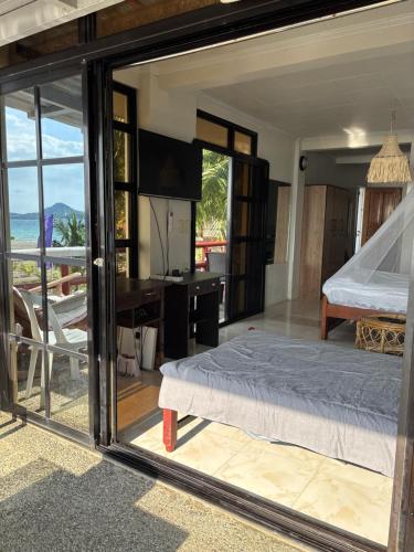 Hollywood Beachfront Bed & Breakfast in Mamburao