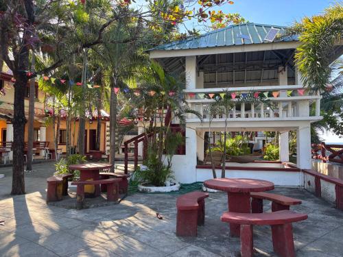 Hollywood Beachfront Bed & Breakfast in Mamburao