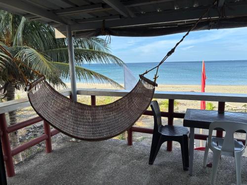 Hollywood Beachfront Bed & Breakfast in Mamburao