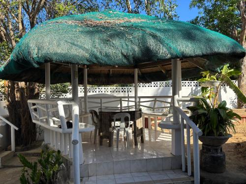 Hollywood Beachfront Bed & Breakfast in Mamburao
