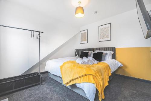  négyzetméteres, 5 hálószobás Apartman 5 fürdőszobával Unsworth területén (Spacious 5 bed apartment in Manchester ) in Bury