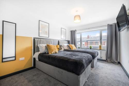  négyzetméteres, 5 hálószobás Apartman 5 fürdőszobával Unsworth területén (Spacious 5 bed apartment in Manchester ) in Bury