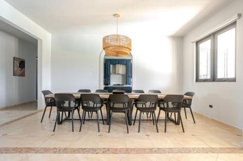 Spacious House with Pool and BBQ - image 11