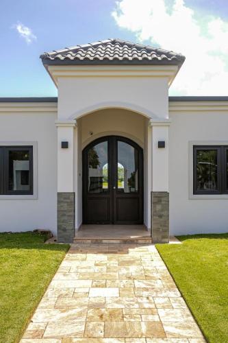 Spacious House with Pool and BBQ - image 5