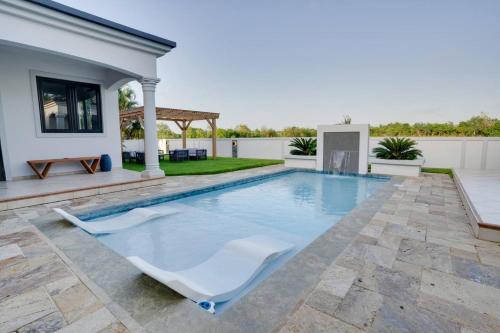 Spacious House with Pool and BBQ - image 14