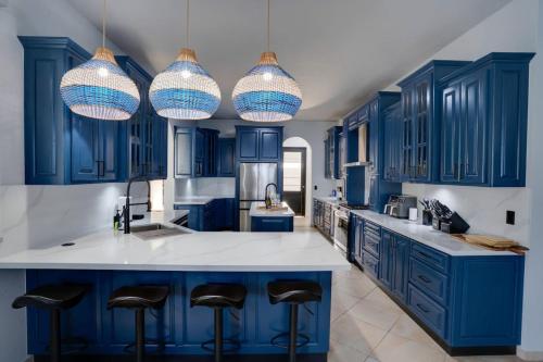 Spacious House with Pool and BBQ - image 2