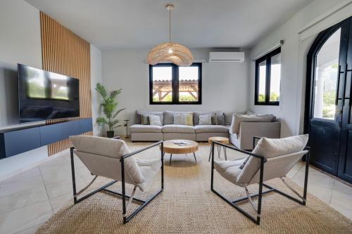 Spacious House with Pool and BBQ - main image