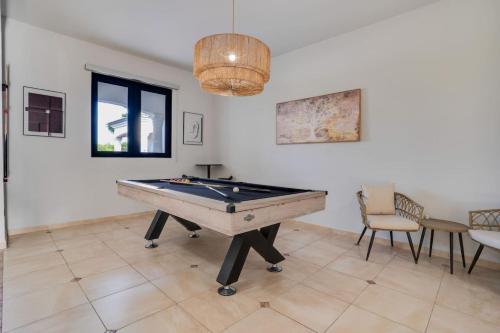 Spacious House with Pool and BBQ - image 7