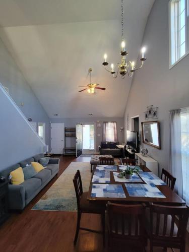 . The Grove Cottage, Clayton 3B, 2.5B with King Beds
