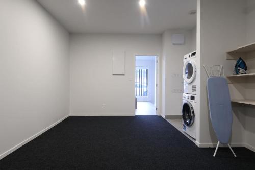 Designer home near Newmarket - image 2