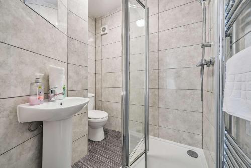 Stylish 3 Bed 3 en-suite home in a popular part of Liverpool - Close by to City Centre - Free Parking, Liverpool (photo 9)