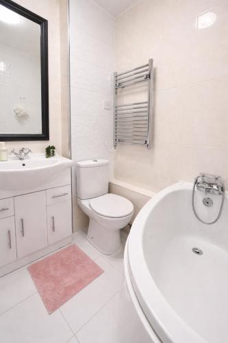 Spacious Double Room in Shared Flat - Ashtead