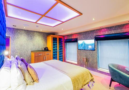 Church Suites by The Cranleigh Boutique Room Type - King Suite with Spa Bath