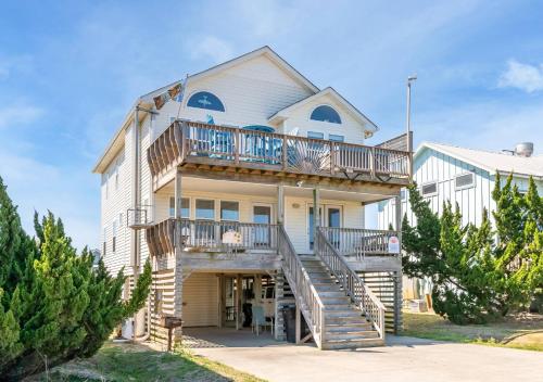 On The Beach - Kitty Hawk, MP 1, Less than 50 Yards to Beach, Ocean View, Pool, Hot Tub, Pets OK in Kitty Hawk (NC)