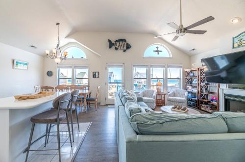 On The Beach - Kitty Hawk, MP 1, Less than 50 Yards to Beach, Ocean View, Pool, Hot Tub, Pets OK in Kitty Hawk (NC)