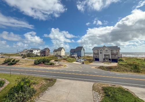 On The Beach - Kitty Hawk, MP 1, Less than 50 Yards to Beach, Ocean View, Pool, Hot Tub, Pets OK in Kitty Hawk (NC)