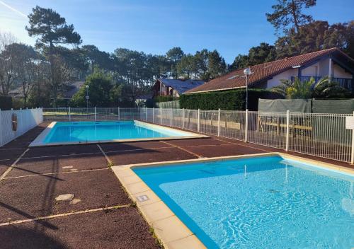 مسبح, ESTIVALES 30- Maison mitoyenne pour 6 personnes in كابريتون