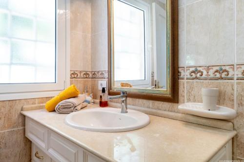 Villa with views and heated pool - image 3