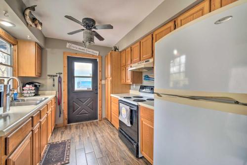 Konyha, Riverfront Cabin w Screened Patio and Fire Pit in Floral City