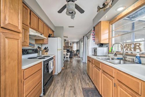 Konyha, Riverfront Cabin w Screened Patio and Fire Pit in Floral City