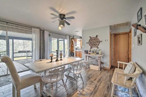 Létesítmények, Riverfront Cabin w Screened Patio and Fire Pit in Floral City