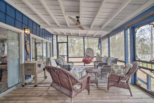 Létesítmények, Riverfront Cabin w Screened Patio and Fire Pit in Floral City