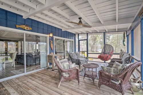 Létesítmények, Riverfront Cabin w Screened Patio and Fire Pit in Floral City