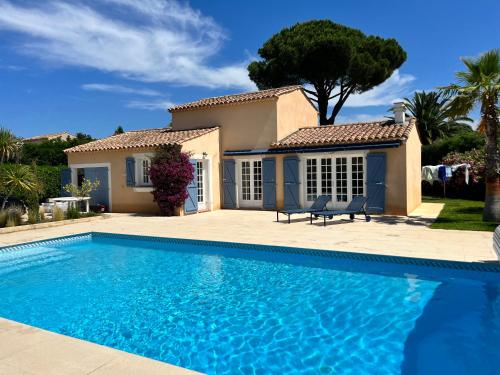 Villa avec piscine accès direct à pied à la plage privée