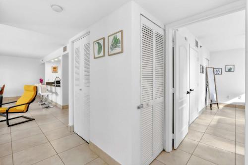 2 Bedroom, 2 Bathroom plus Den Brickell Condo Pool, Hot Tub, and Gym in Miami, USA