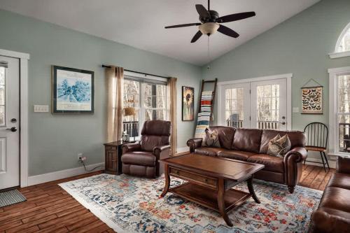 Creekside Mariposa Cottage - Hot Tub & Fire Pit in Hancock (MD)