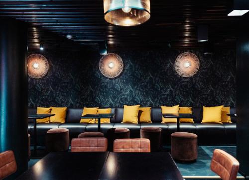 夜店, 艾米利亞酒店 (Hotel Emilia) in 海門林納